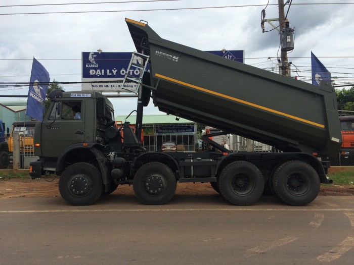 Kamaz ben 6540 màu xanh quân đội, 4 giò 17 tấn, 2016.