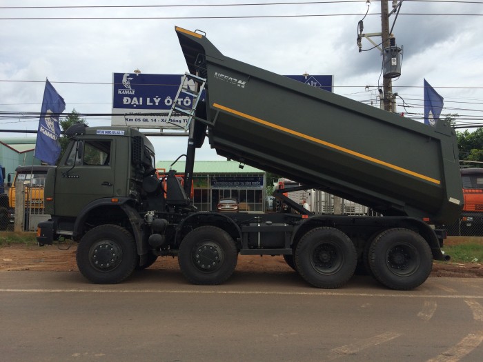 Kamaz ben 6540 màu xanh quân đội, 4 giò 17 tấn, 2016.