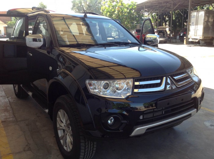 Mitsubishi Pajero Sport DMT (dầu, 1 cầu, sàn) màu đen có trả góp