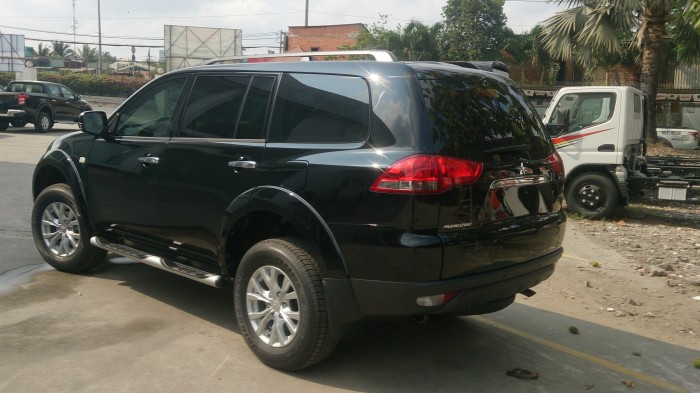 Mitsubishi Pajero Sport DMT (dầu, 1 cầu, sàn) màu đen có trả góp
