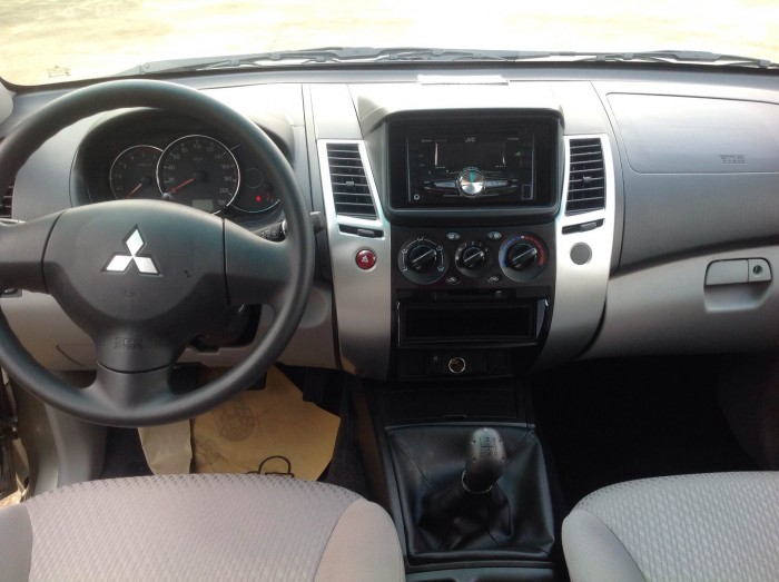 Mitsubishi Pajero Sport DMT (dầu, 1 cầu, sàn) màu đen có trả góp