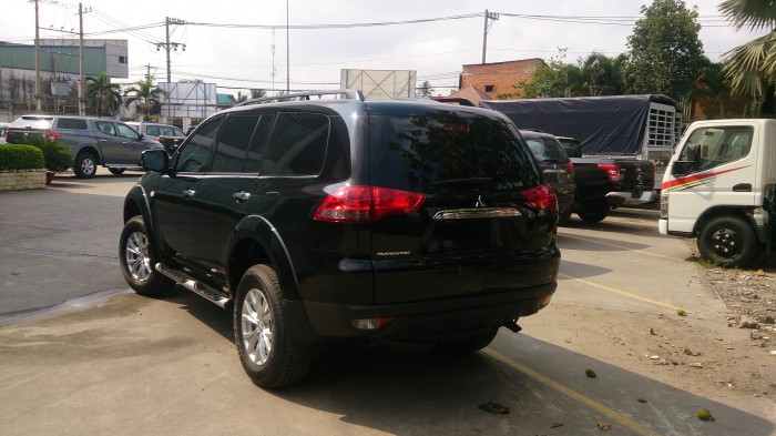 Mitsubishi Pajero Sport DMT (dầu, 1 cầu, sàn) màu đen có trả góp