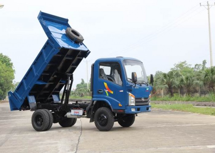 Xe tải veam vt200 vào thành phố ban ngày