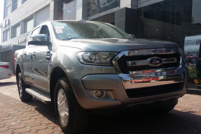 Xe bán tải Ford Ranger XLT động cơ 2.2L số sàn 6 cấp xe 2 cầu 4x4 phiên bản cao cấp số sàn