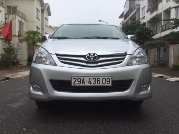 Cần bán INNOVA 2.0G mầu bạc chính tên tôi, Công chức đi làm hàng ngày, xe đời 2011, không có va chạm