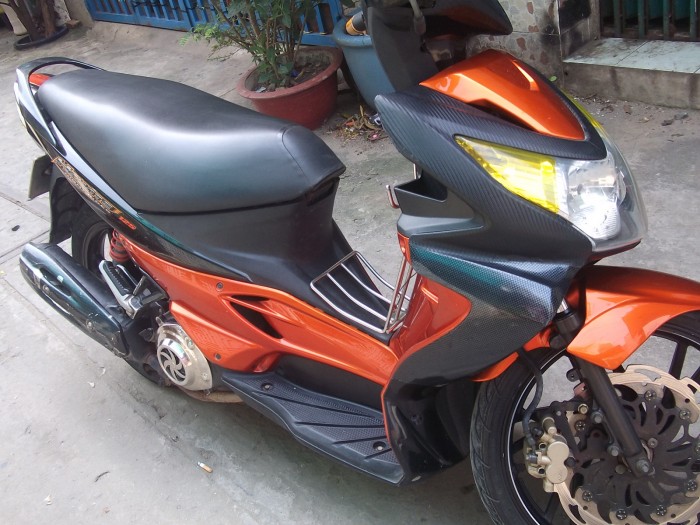 Suzuki Hayate màu đen cam xe đẹp mới 95% máy êm nước sơn sáng bóng không trầy xước xe nguyên zin