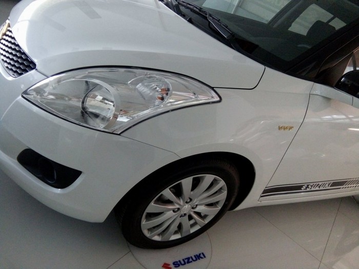 Suzuki Swift 2015 phiên bản đặt biệt giảm giá cực sốc tặng trọn gói đăng kí xe, chỉ với 575 triệu đồng sở hữu ngay