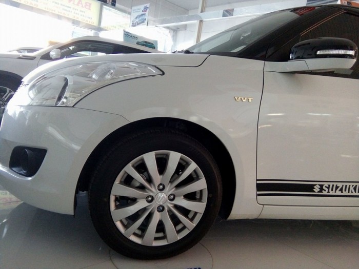 Suzuki Swift 2015 phiên bản đặt biệt giảm giá cực sốc tặng trọn gói đăng kí xe, chỉ với 575 triệu đồng sở hữu ngay