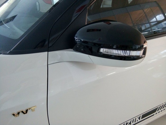 Suzuki Swift 2015 phiên bản đặt biệt giảm giá cực sốc tặng trọn gói đăng kí xe, chỉ với 575 triệu đồng sở hữu ngay