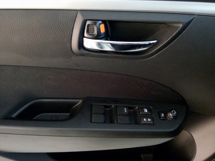 Suzuki Swift 2015 phiên bản đặt biệt giảm giá cực sốc tặng trọn gói đăng kí xe, chỉ với 575 triệu đồng sở hữu ngay