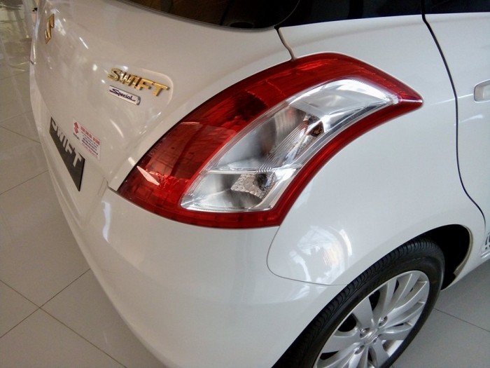Suzuki Swift 2015 phiên bản đặt biệt giảm giá cực sốc tặng trọn gói đăng kí xe, chỉ với 575 triệu đồng sở hữu ngay