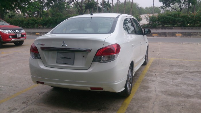Mitsubishi Attrage tự độ 1.2 CVT màu trắng model mới 2017 có trả góp