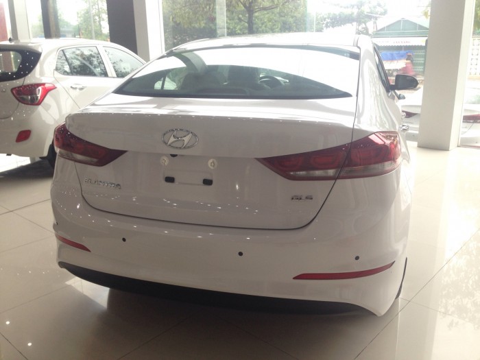 Hyundai Elantra - Tăng tốc tới tương lai