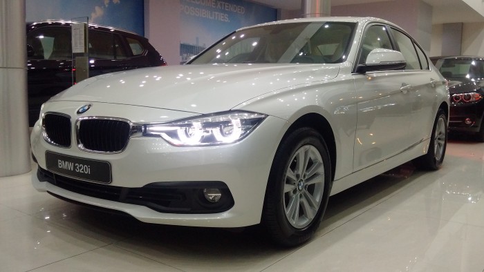 Cấn bán gấp BMW 320i mới chưa đăng ký!