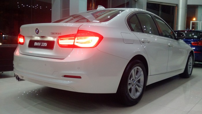 Cấn bán gấp BMW 320i mới chưa đăng ký!