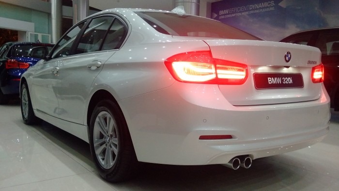 Cấn bán gấp BMW 320i mới chưa đăng ký!