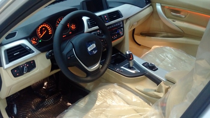 Cấn bán gấp BMW 320i mới chưa đăng ký!