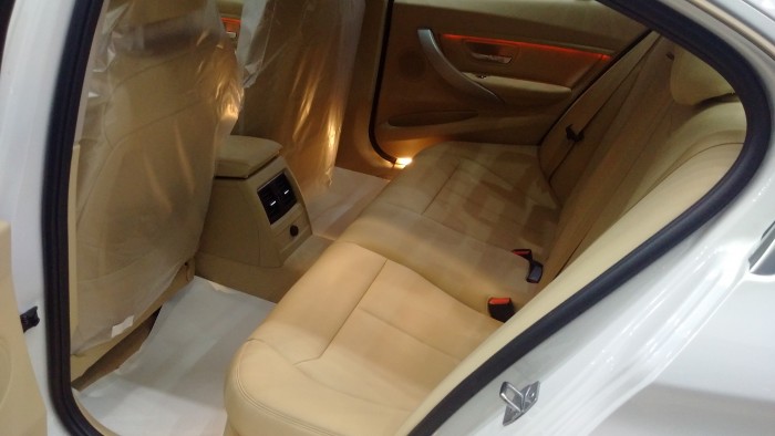 Cấn bán gấp BMW 320i mới chưa đăng ký!