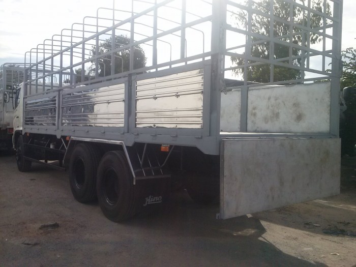 Xe tải hino 3 chân 16 tấn thùng dài 7.8m 9.4M thùng kín thùng mui
