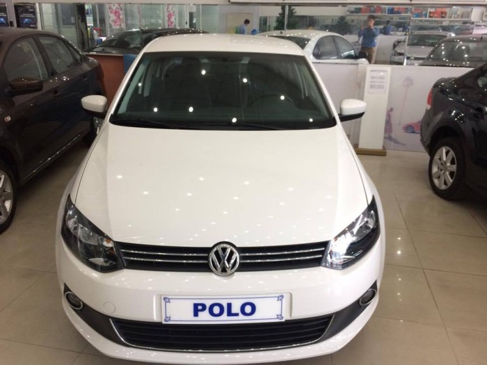 Bán xe Đức Volkswagen Polo Sedan AT 2015 màu trắng, xe nhập, ưu đãi cực khủng