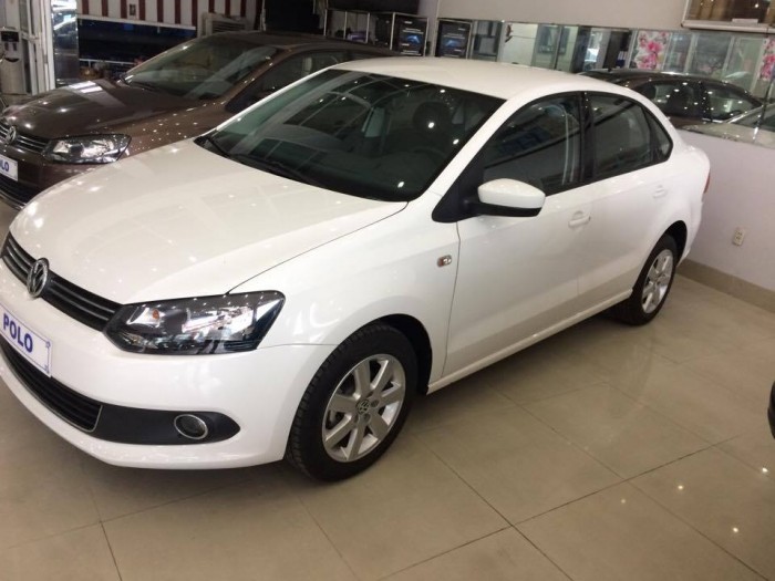 Bán xe Đức Volkswagen Polo Sedan AT 2015 màu trắng, xe nhập, ưu đãi cực khủng