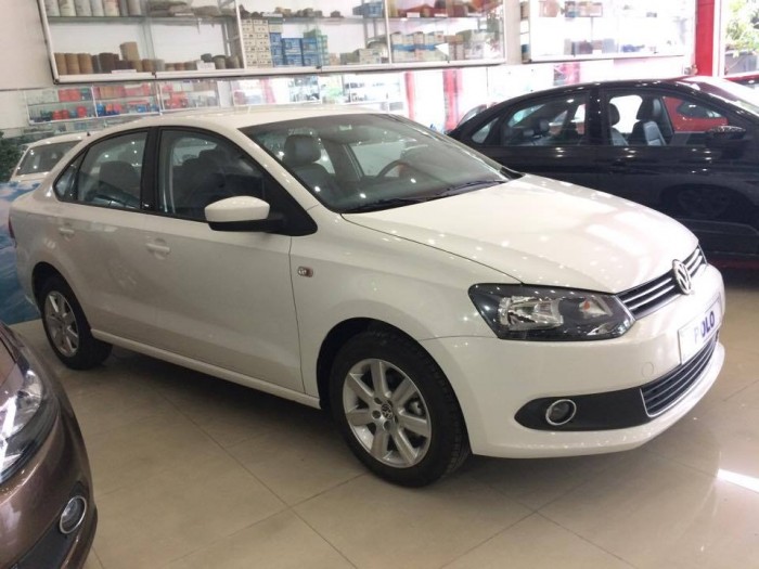 Bán xe Đức Volkswagen Polo Sedan AT 2015 màu trắng, xe nhập, ưu đãi cực khủng