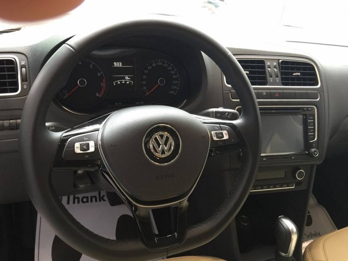 Bán xe Đức Volkswagen Polo Sedan AT 2015 màu trắng, xe nhập, ưu đãi cực khủng