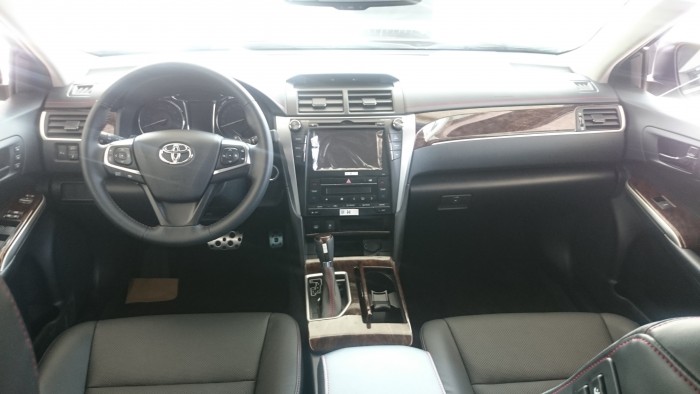 Cần bán lại xe toyota camry 2.5 q đời 2018, xe mới màu đen giá 1.300 tr