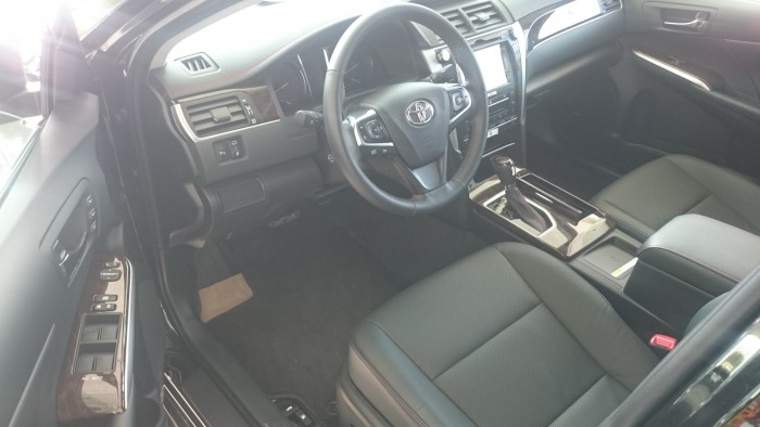 Cần bán lại xe toyota camry 2.5 q đời 2018, xe mới màu đen giá 1.300 tr