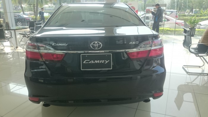 Cần bán lại xe toyota camry 2.5 q đời 2018, xe mới màu đen giá 1.300 tr