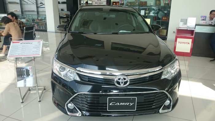Cần bán lại xe toyota camry 2.5 q đời 2018, xe mới màu đen giá 1.300 tr