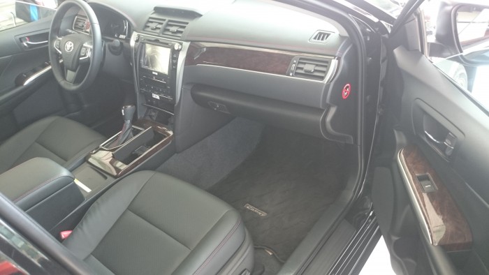 Cần bán lại xe toyota camry 2.5 q đời 2018, xe mới màu đen giá 1.300 tr