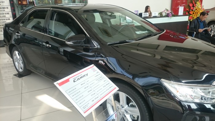 Cần bán lại xe toyota camry 2.5 q đời 2018, xe mới màu đen giá 1.300 tr