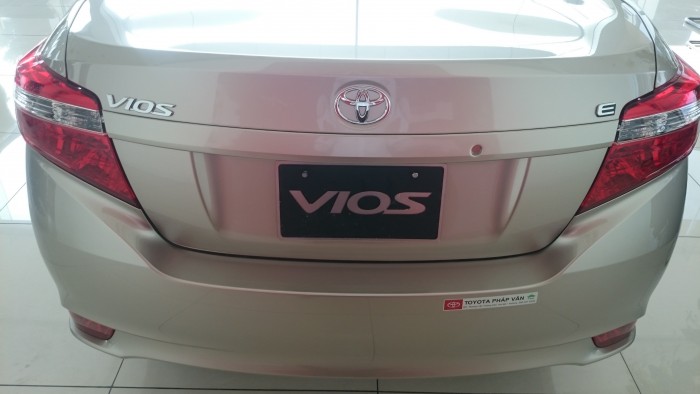 Bán xe Toyota Vios E 2018, xe mới màu bạc, 500 triệu