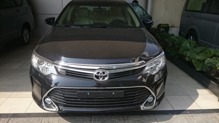 Cần bán xe toyota camry 2.0e đời 2018, xe mới màu đen 997tr