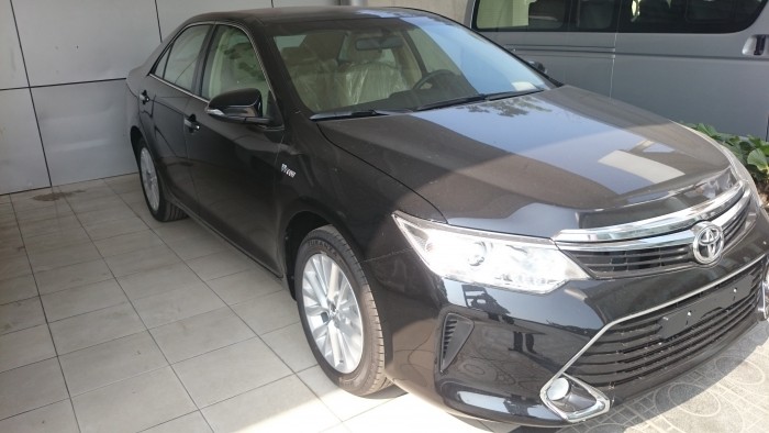Cần bán xe toyota camry 2.0e đời 2018, xe mới màu đen 997tr