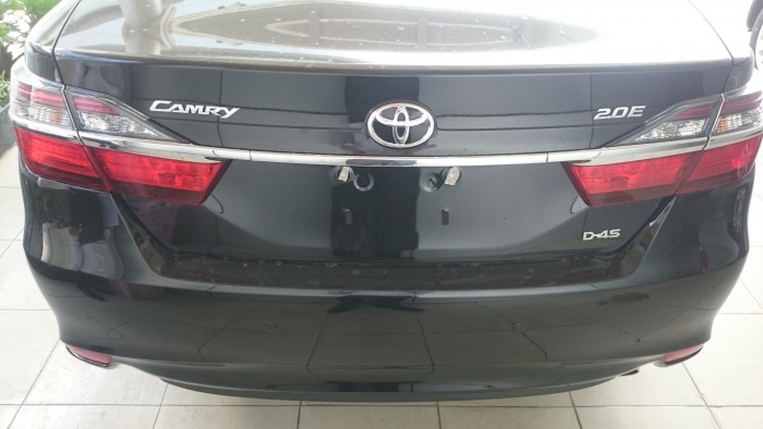 Cần bán xe toyota camry 2.0e đời 2018, xe mới màu đen 997tr