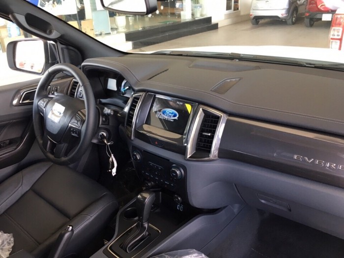Bán Ford Everest sx 2016 màu trắng,Titanium