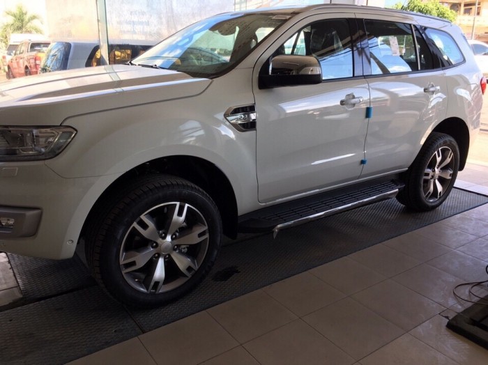 Bán Ford Everest sx 2016 màu trắng,Titanium