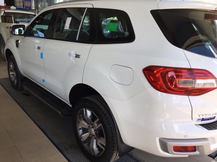 Bán Ford Everest sx 2016 màu trắng,Titanium