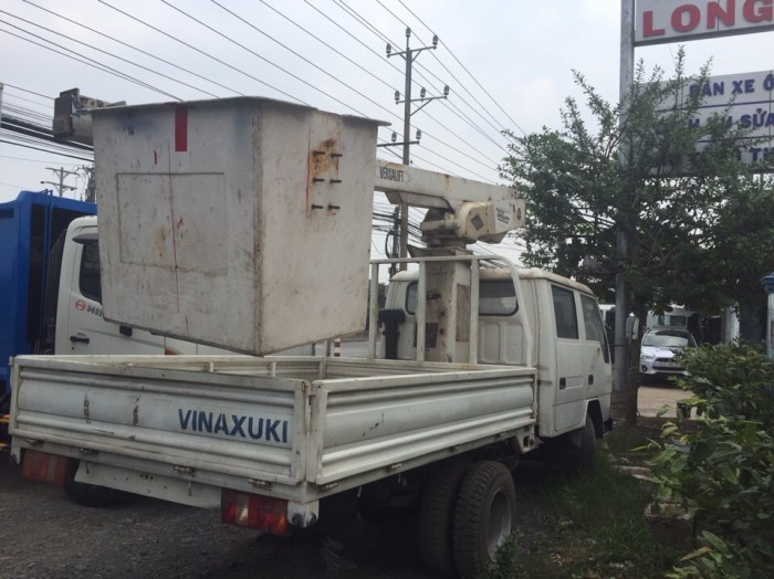 Xe cẩu gắn rổ nâng