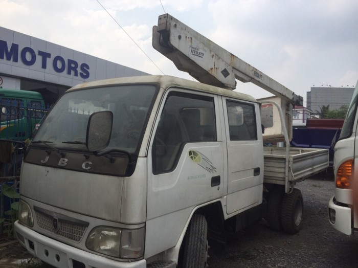 Xe cẩu gắn rổ nâng