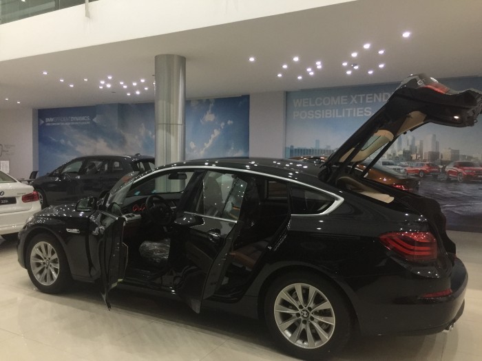 BMW 5 Series 5 GT model 2017, màu đen, xe nhập