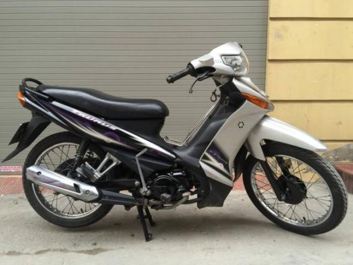 Taurus màu bạc... xe nữ chạy nên rất kỹ .