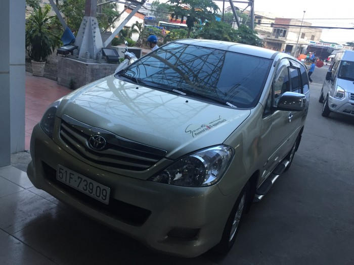 Bán Toyata Innova sx 2009 ghi vàng full option