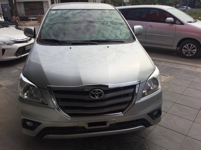Toyota Innova số tự động, màu bạc, đời 2014