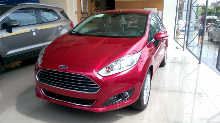 Bán Ford Fiesta Titatium 4D mầu đỏ giao ngay