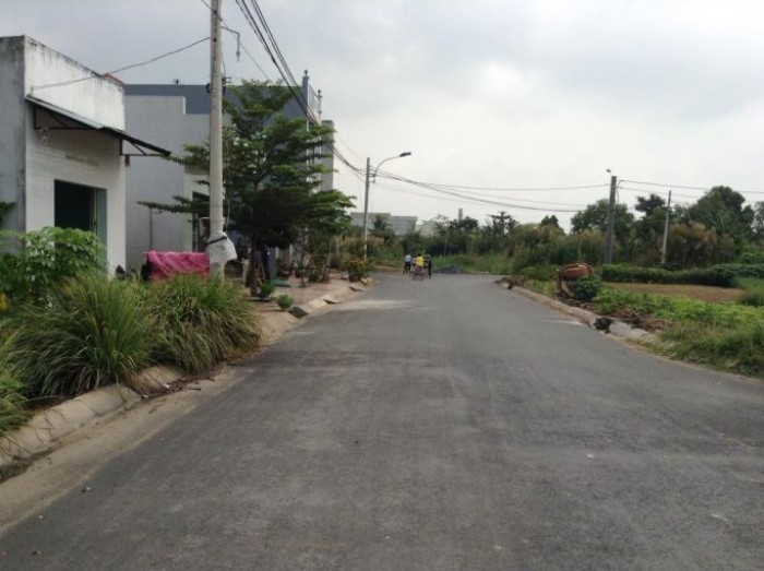 Nhà 1 trệt 1 lầu 100m2 , Đất thổ cư 150m2 ngay chợ Hưng Long , Bình Chánh SHR Chính Chủ.