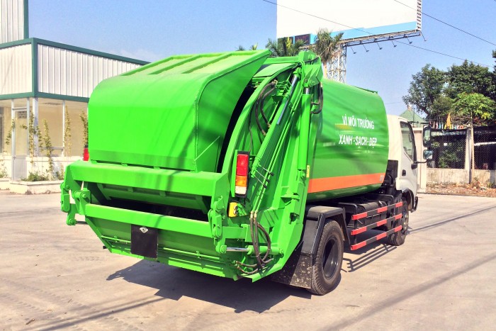 Xe tải Hino chở rác