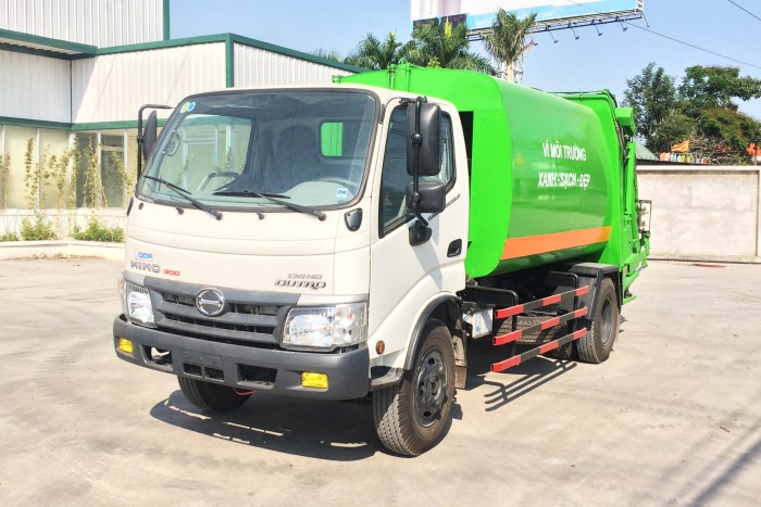 Xe tải Hino chở rác